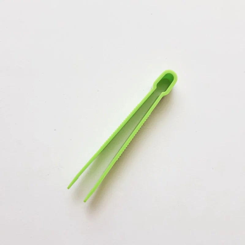 Pinça Plástica Verde Importada para Atividades - Imagem 2